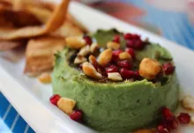 Hummus de alga wakame y espirulina con chips de trigo