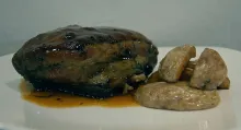 Costillas de cerdo lacadas con miel de romero y patatas