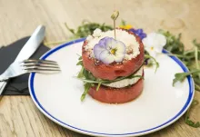 Sandía a la parrilla con queso de cabra y salsa sweet mint 