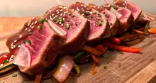 Tataki de ternera de Menorca con verduras salteadas