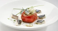 Tomates rellenos con trigo sarraceno y jureles