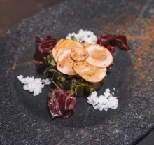 Ensalada de puerro, cecina y romesco verde