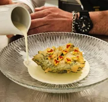 Tartar de quisquilla con gazpachuelo de moluscos