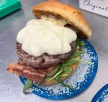 Doble Malta Voll Damm, la burger de Efímero con nombre propio