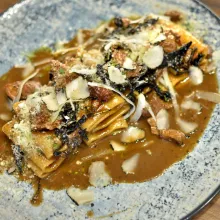 Paccheri con cordero, trompetas de la muerte y trufa negra