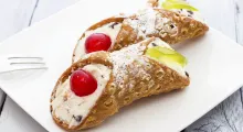 Cannoli, el gran postre siciliano relleno de ricotta y fruta confitada