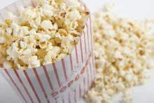 Comer palomitas en el cine: ¿dónde nace esta costumbre?