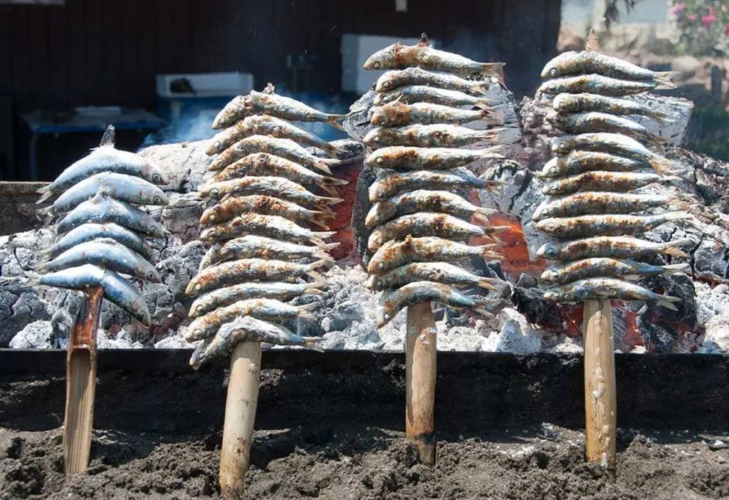 Pescados al espeto: consejos para cocinarlos y dónde comerlos en Málaga