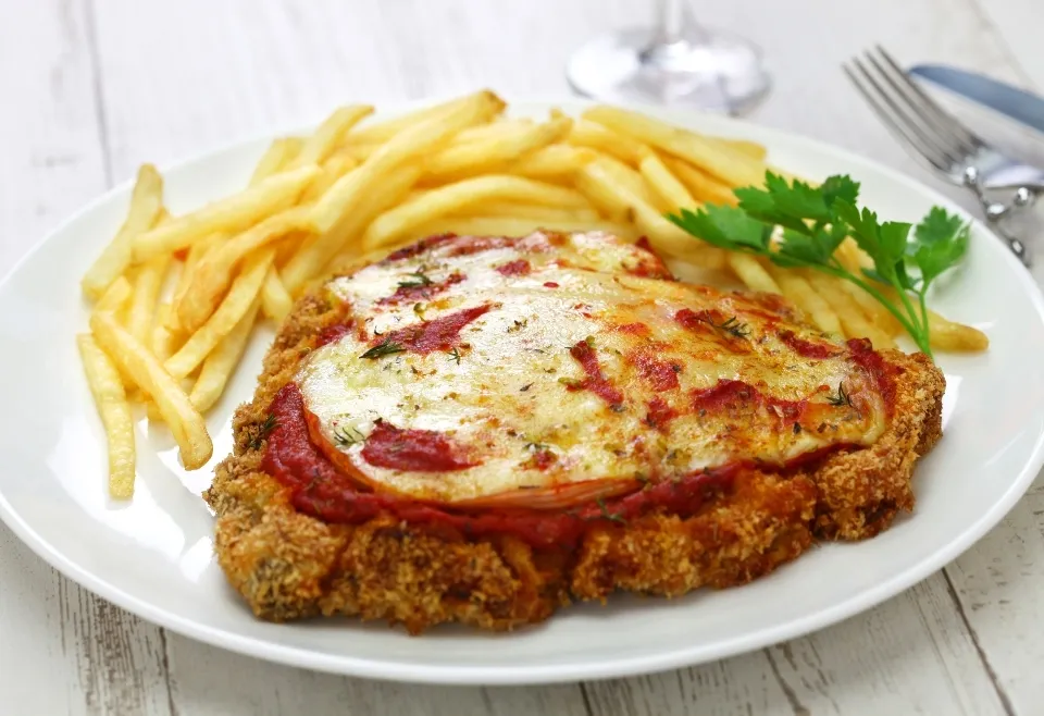 La milanesa de carne: qué es, cómo se prepara y algunas variantes