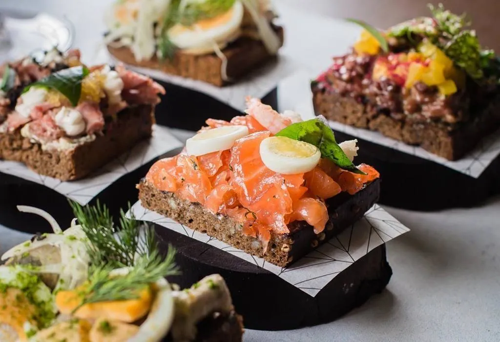 Smørrebrød, el delicioso bocadillo abierto danés que necesitas en tu vida 