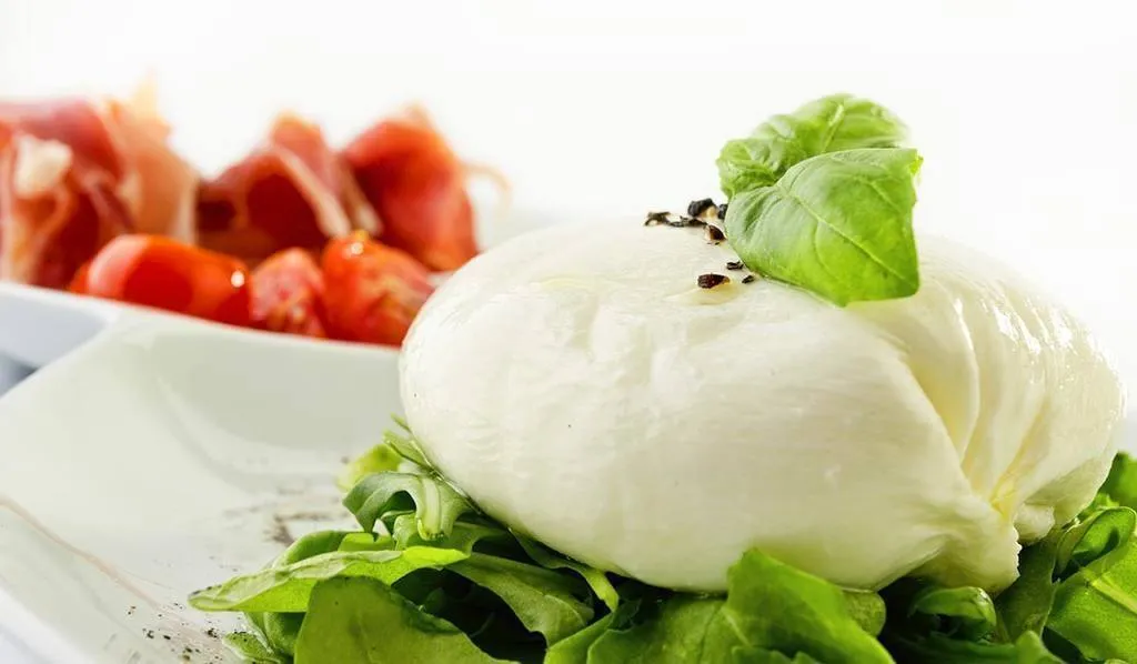 Burrata, el queso aterciopelado primo de la mozzarella