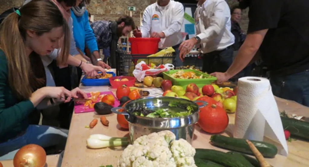 Freegans: alimentos salvados de la basura, en el restaurante