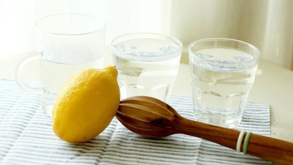 ¿Es bueno beber agua con limón por las mañanas? Pros y contras de la dieta de las celebridades