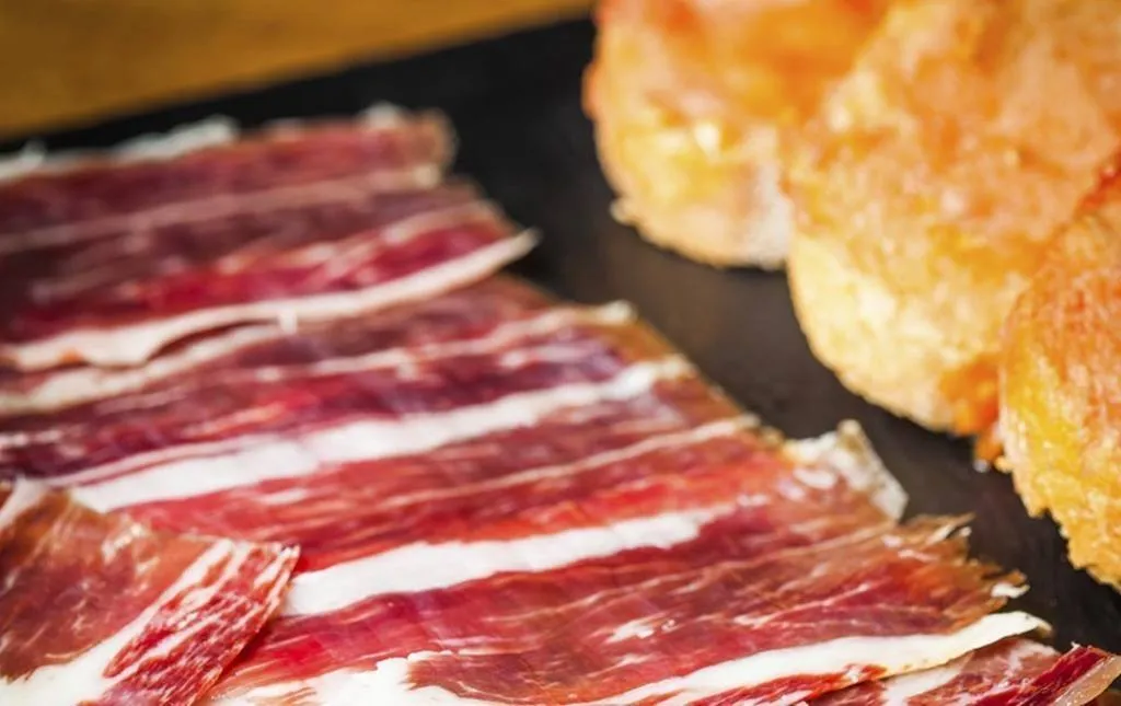 Consejos básicos para cortar bien el jamón y trucos para conservarlo