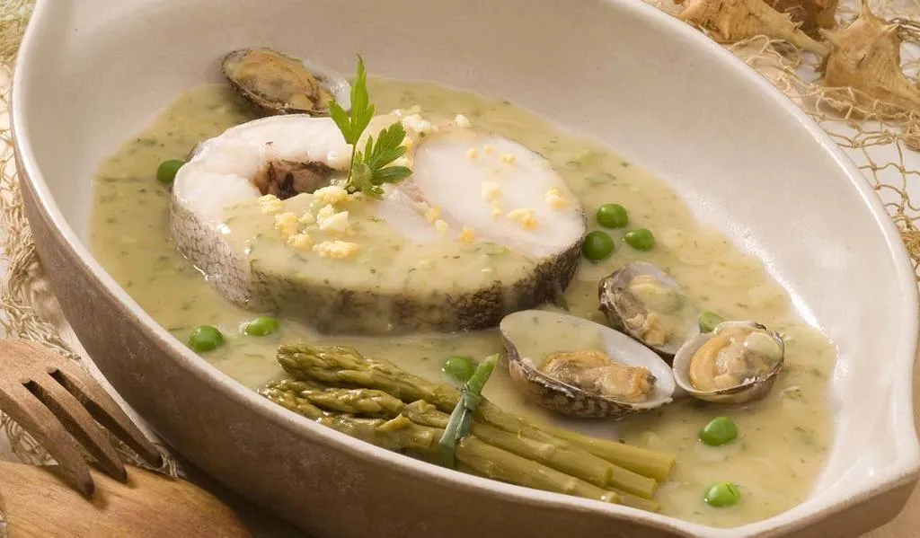 Merluza a la vasca, sabor y tradición en salsa verde