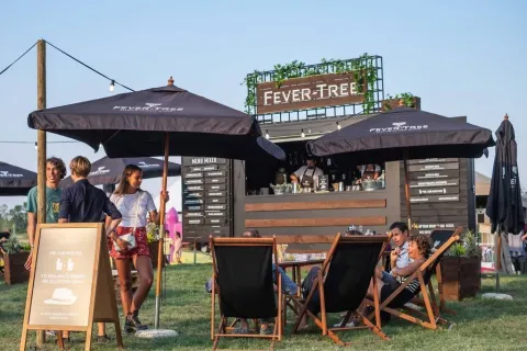 Los cócteles premium de Fever Tree refrescan el festival White Summer