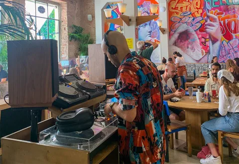 Flax & Kale estrena “Saturday Live Brunch”, con DJs y nuevos platos 