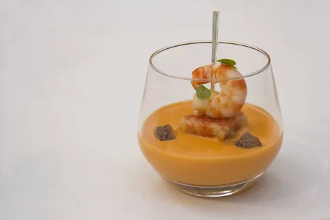 Copa de salmorejo, pan con tomate, cola de langostinos y chía con jerez y albahaca