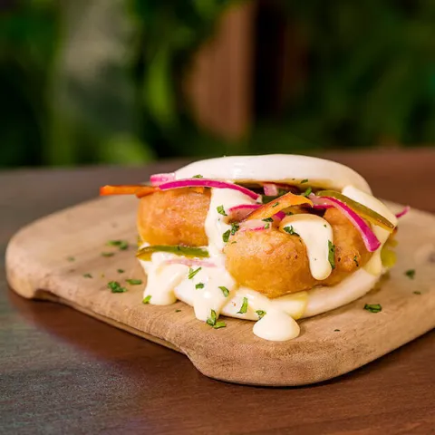 Bao con tempura de calamar en escabeche