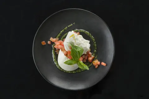 Burrata con tomate Raf y kumato al pesto 