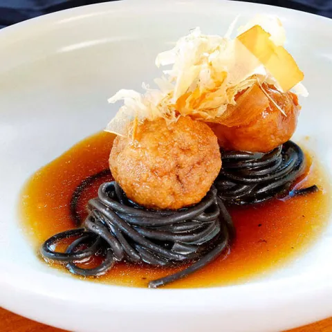 Albóndigas de tarantelo glaseadas en fondo de tomate frito de la casa