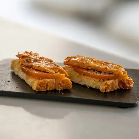 Tostada de tomate aliñado con ventresca