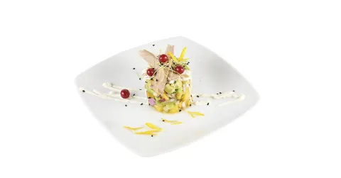 Tartar de frutos tropicales con toque de campo y mar