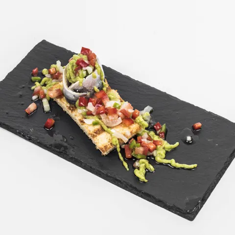 Pincho de sardina escabechada con toque de guacamole