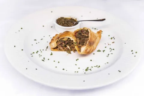 Empanada de carne argentina con chimichurri