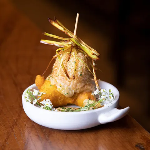 Panipuri relleno de crema de puerros y gambas