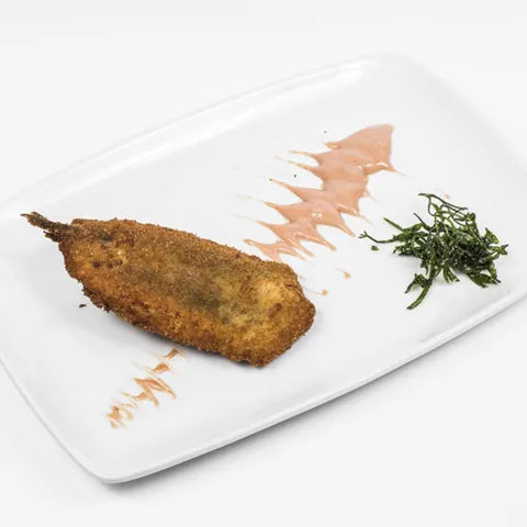 Boquerón relleno de champiñones y jamón serrano con alioli suave de piquillos