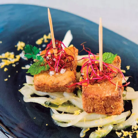  Taquitos de atún rojo marinados y fritos sobre una base de cebolleta y cítricos