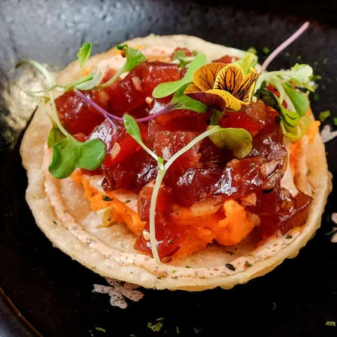 Tartar de atún sobre oblea crujiente de batata asada