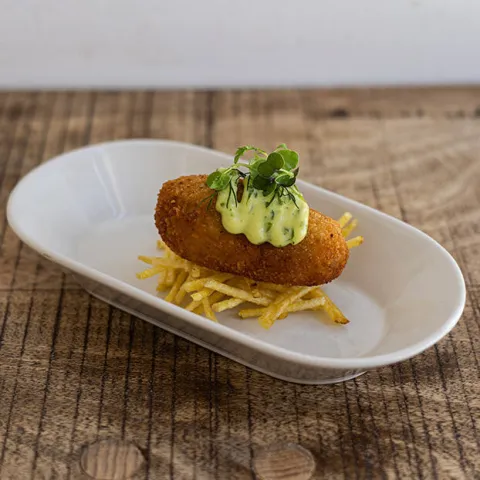 Croqueta de pollo al ast en su nido 