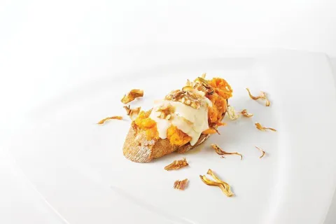 Calabaza, queso azul, miel y crujiente de alcachofa del huerto