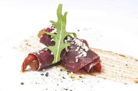 Canelón de cecina y parmesano