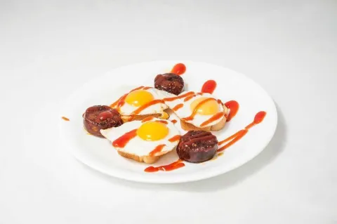 Huevos de codorniz con chorizo