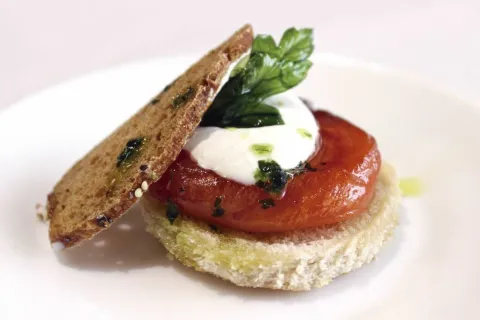 Carpaccio de salmón con espuma de yogur