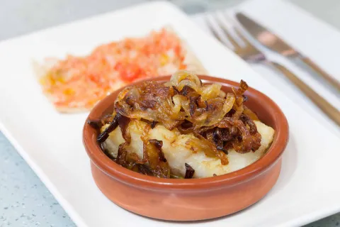 Bocadito de bacalao con cebolla caramelizada