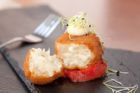 Maxi croqueta de bacalao con alioli sobre pimiento del piquillo