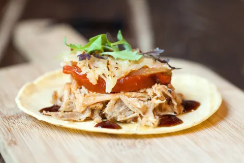 Fajita de “pulled pork” con pimientos y queso emmental