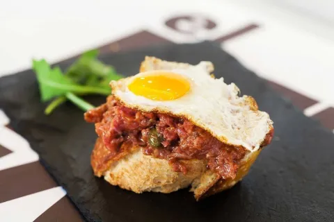 Montadito steak tartar