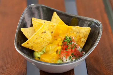 Nachos con guacamole, pico de gallo y salsa cheddar