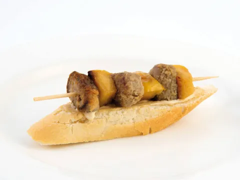 La brocheta del Dolç: filete de cerdo marinado con soja y reducción de Pere Jiménez con manzana caramelizada sobre base de pan con mayonesa picantona)