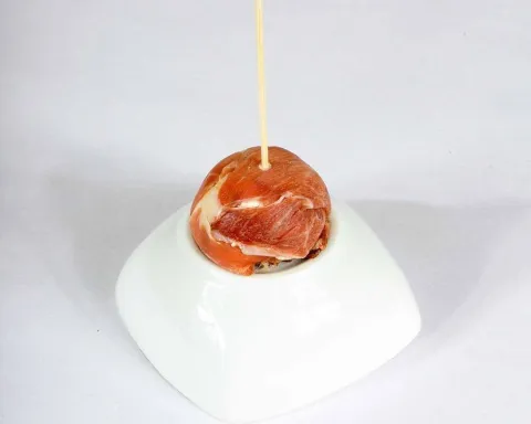 Bombón de jamón relleno con queso de crema de queso