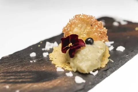 GALLETA DE PARMESANO, BRANDADA DE BACALAO Y CAVIAR DE GUINNESS