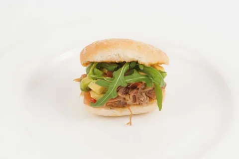 Pulled Dot: bocadillo de carne de cerdo asada a baja temperatura, aguacate, cebolla crujiente y un toque picante