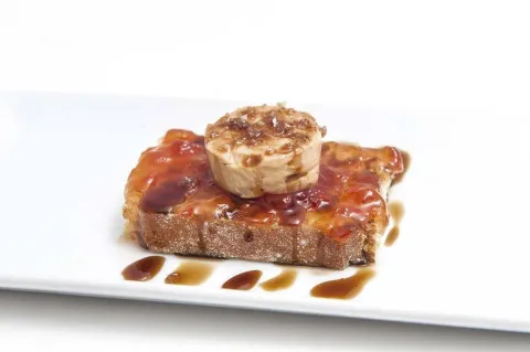 Tosta de foie con mermelada de tomate y Pedro Ximénez 