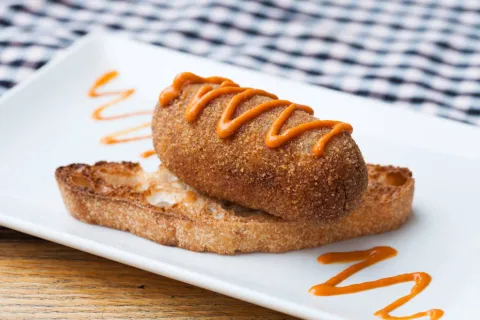 Croquetón de butifarra y boletus con mousse de escalivada