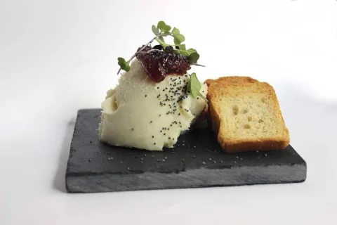 Paté de brandada de bacalao con mermelada de higos